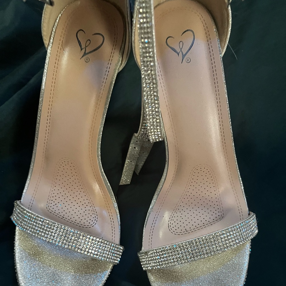 These are a pair of size 7 1/2 4inch heels